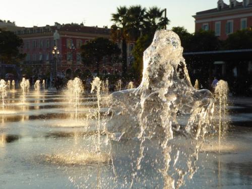 Brunnenfläche am Place Massena mit „Wasserfigur“