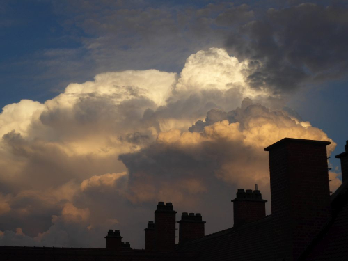 Wolkenkraft und Himmel