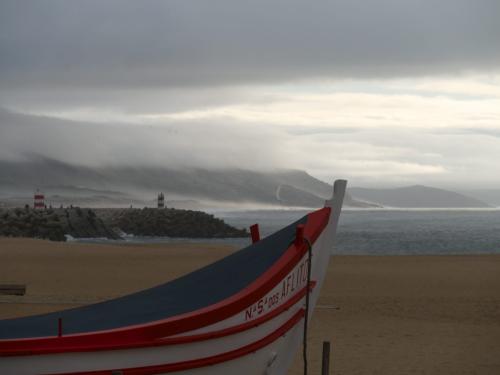 Regen und Herbststurm in Nazare, Boot