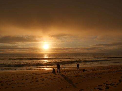 Sonnenuntergang und Nebel am Strand von Nazare