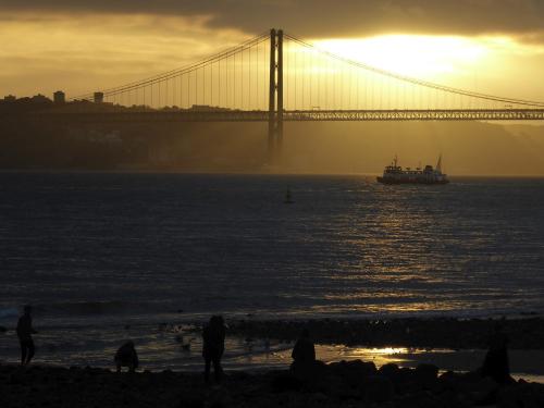 Nebel zieht in den Sonnenuntergam am Tejo, Lissabon