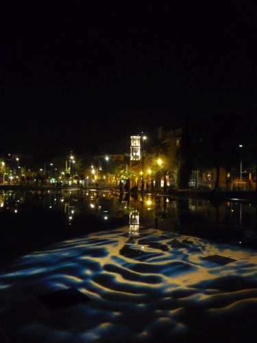 Nachthimmel mit Mond in Nizza, Spiegelung Kirche, Häuser, Park am Brunnen und blauem Lichtspiel