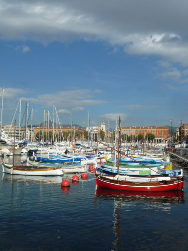 Farbenfrohe Boote im Hafen von Nizza (2) (hochkant)