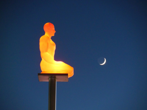 Leuchtender Buddha mit Mond am Himmel von Nizza