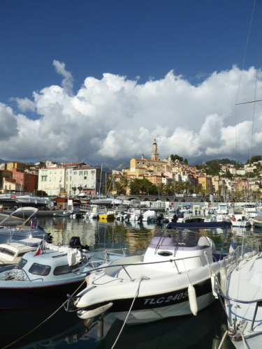 Am Hafen von Menton mit Blick in die Wolken und Altstadt (hochkant)