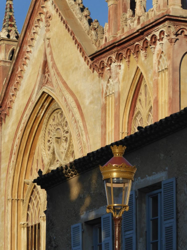 Detail Kloster Portal und Lampe in Cimiez, Nizza (hochkant)