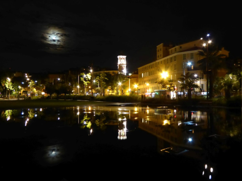 Nachthimmel mit Mond in Nizza, Spiegelung Kirche, Häuser, Park am Brunnen 