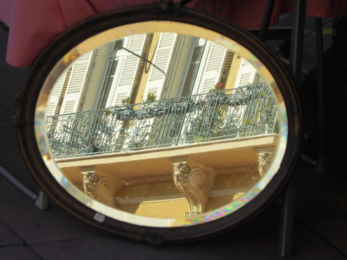 Spiegelung im Spiegel auf dem Antiquitätenmarkt in Nizza (Balkon)