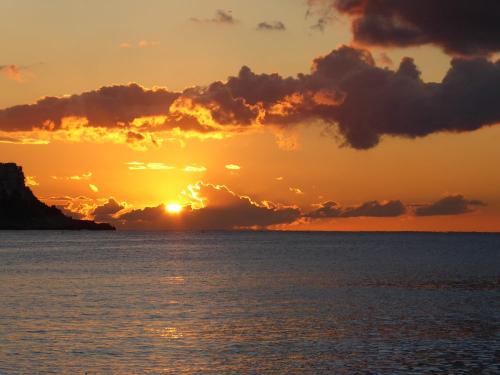 Sonnenaufgang in Nizza im Novemberlicht mit Wolken