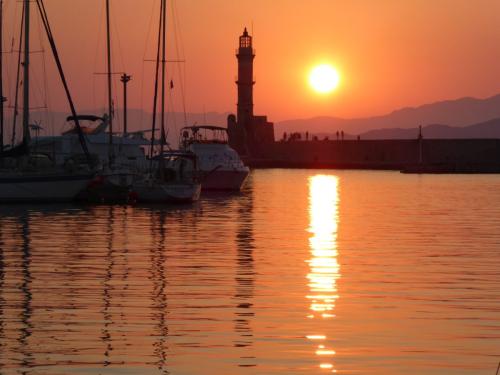 Leuchtturm im Hafen von Xania auf Kreta im Sonnenuntergang (Quer)