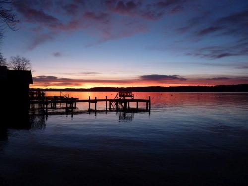 Abenddämmerung am Starnberger See mit „Bankerl am Steg“