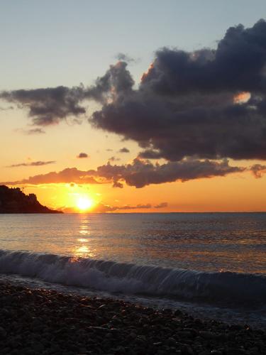 Welle in perfekter Rolle vorm Novembersonnenaufgang in Nizza