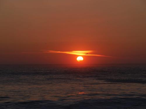 Sonne als roter Feuerball über dem Atlantik