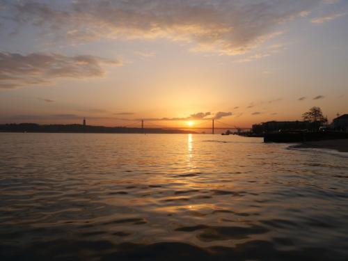 Tejo in metallischem orange bei Sonnenuntergang in Lissabon