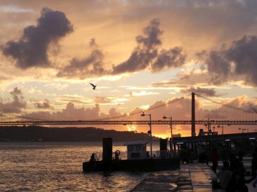 Cais do Sodre (Lissabon) im herbstlichen Sonnenuntergang