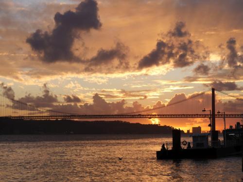 Cais do Sodre (Lissabon) im herbstlichen Sonnenuntergang