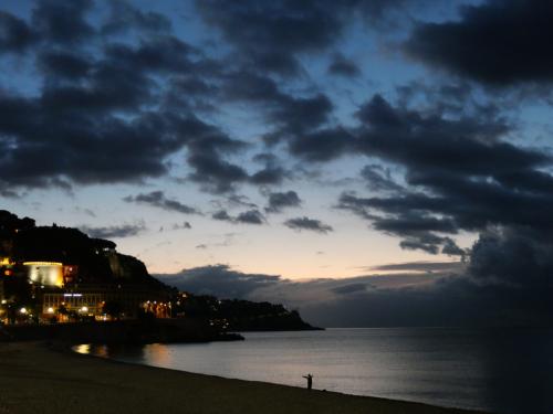 Vor Sonnenaugang in Nizza am Strand am Schloßhügel