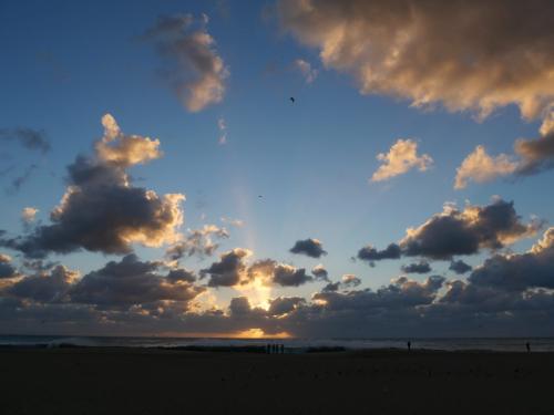 Ein Sonnenuntergang über dem Atlantik kündigt sich am blauen Himmel mit Wolken an