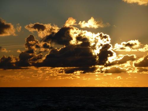 Wolkenband und Sonnenuntergang am Mittelmeer