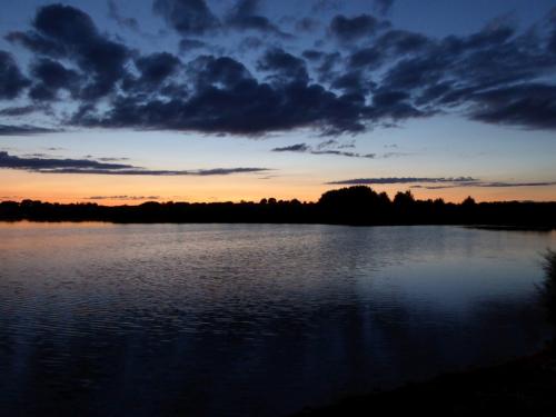 Wasserbecken in der Bretagne nach Sonnenuntergang