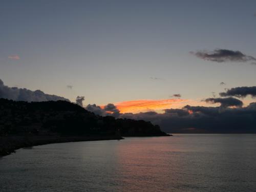 Kurz vor Sonnenaufgang im winterlichen Nizza