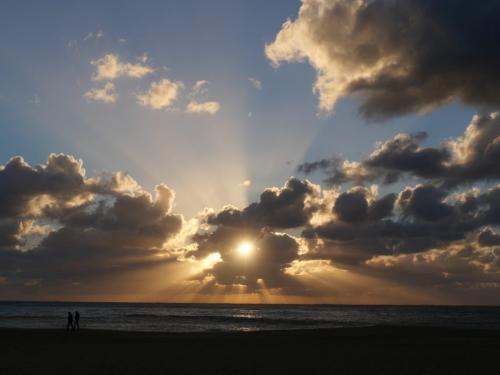 Kurz vor Sonnenuntergang im Wolkengürtel am Atlantik