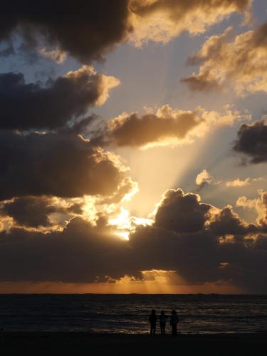 Atlantik in Nazare bei wolkigem Sonnenuntergang im Herbst