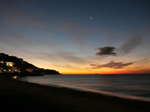 Morgendämmerung am Meer mit nächtlich beleuchtetem Schloßberg, Nizza