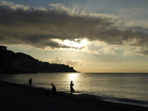 Morgenspaziergänger und ChiGong-Übender am silberfarbenen Meer in Nizza