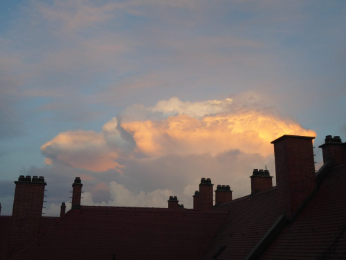 Über den Dächern von München mit rosa Wolken