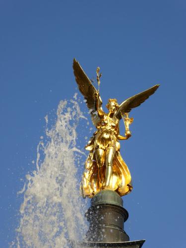 Springbrunnen vorm Friedensengel in München (hochkant)