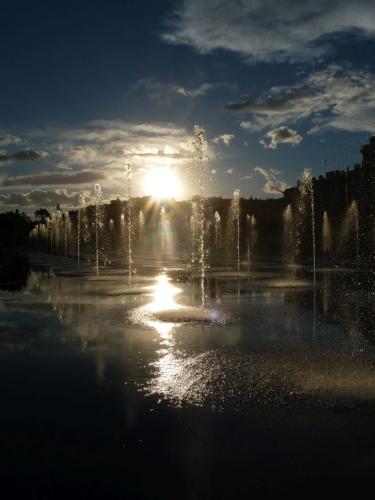 Sonnenspiegelung in Springbrunnen/Wasserfläche in Nizza