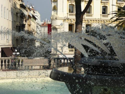 Wasserspiel und Häuserzeile in Nizza