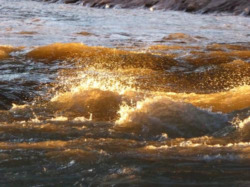 Sonnenspiel in der Isar in München unter Brücke (1)