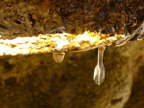 Tropfen am gold glänzenden Brunnen, Schloßhügel in Nizza 