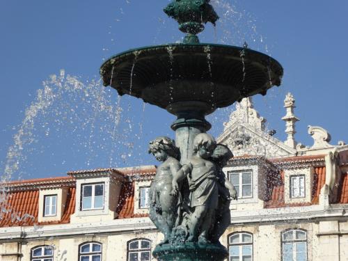 Brunnen am Rossio in Lissabon mit Häuserzeile