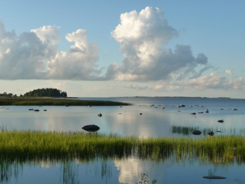 Fast wie ein See: Die ruhige Ostsee in Estland mit sich spiegelnden Wolken 