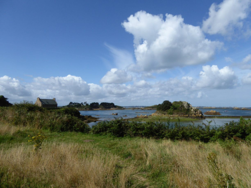 Typisch Bretagne: Steinhaus, schöne Landschaft, Felsen, Meer