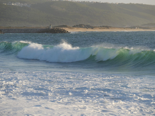 Heranrollende Welle mit Wind und Weißwasser in Nazare